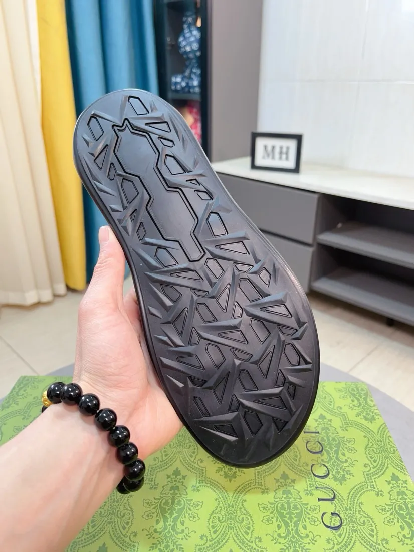 Men's shoes 💰260🌹🌹 (gucci-Gucci) New men's slippers, high-end boutique, made of cowhide, with exquisite embossed logo decoration on the upper, fine workmanship, super soft soles, casual, loose and comfortable, a must-have in summer! \nsize：38-44